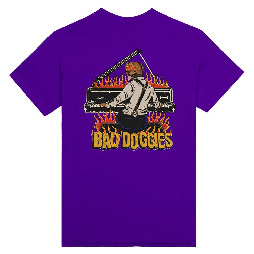 T-shirt violet avec un design graphique représentant un DJ et des flammes, avec le texte ’BAD DOGGIES’.