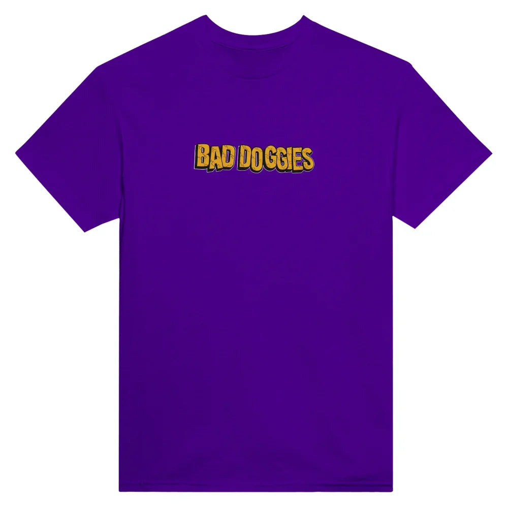 T-shirt violet avec texte jaune ’BAD DOGGIES’ sur le devant.