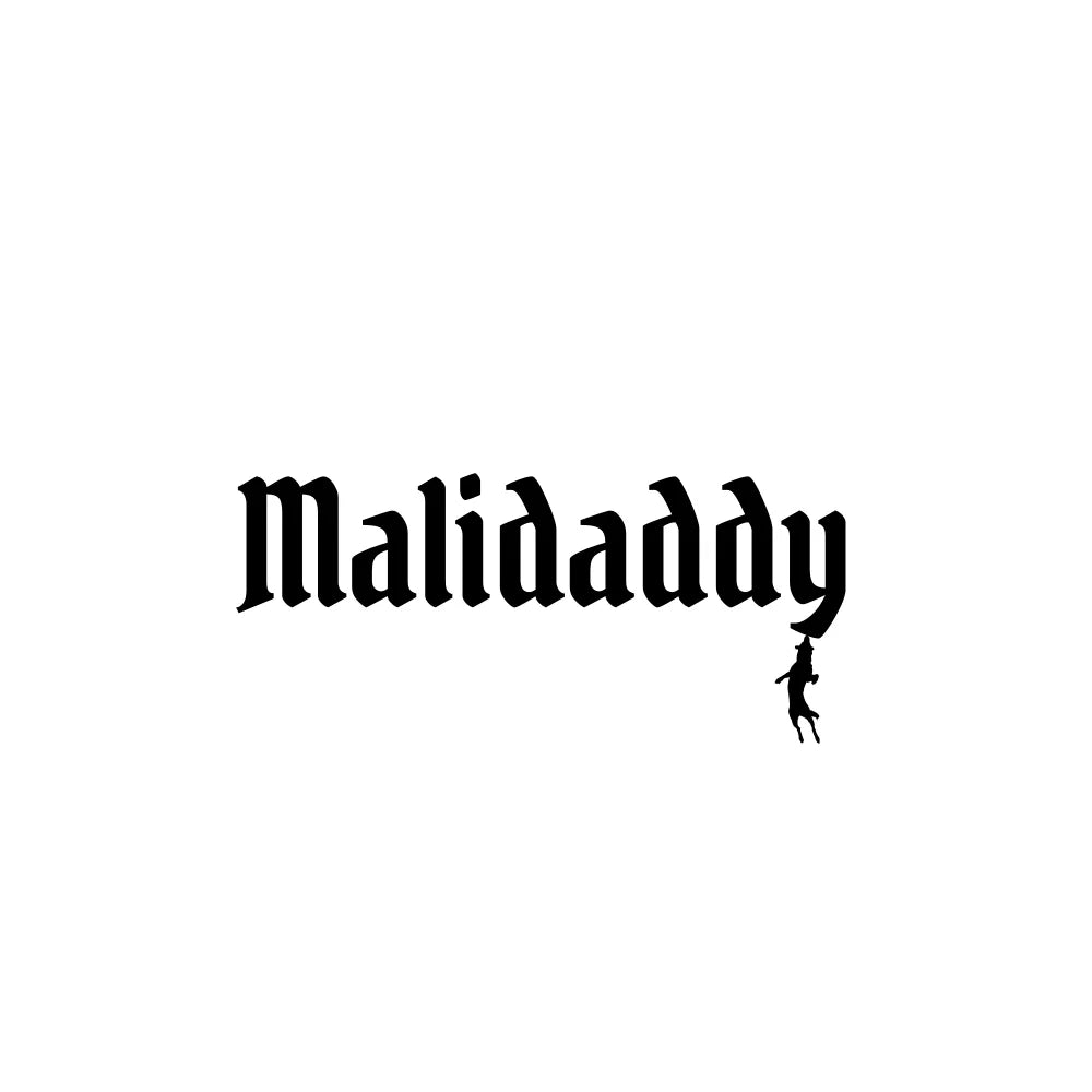 Texte en style gothique épelant ’Malidaddy’ avec un petit personnage suspendu à la fin.